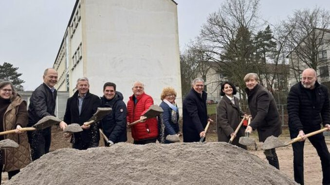 Erweiterungsbau der Kohlheckschule gestartet: Mensa, Ganztag und Sporthalle geplant Erweiterungsbau der Kohlheckschule gestartet: Mensa, Ganztag und Sporthalle geplant