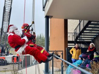 Höhenretter der Feuerwehr überraschen Kinder im Zwerg-Nase-Zentrum