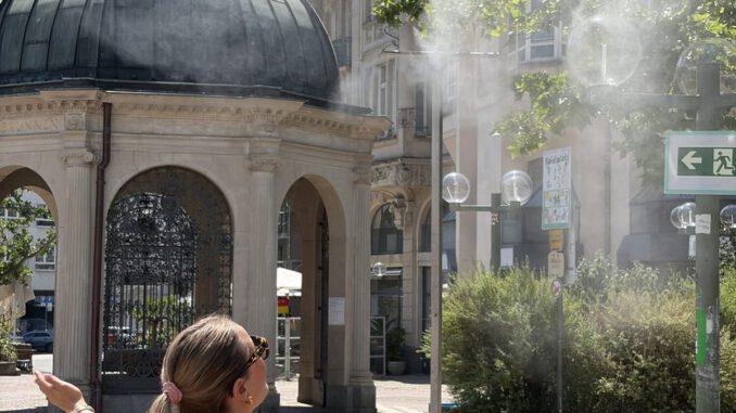 Mobile Sprühnebelanlagen sollen heiße Plätze in Wiesbaden abkühlen