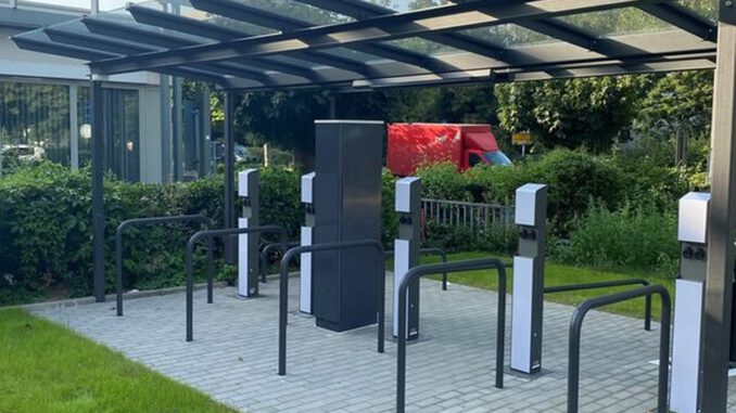 Neue Fahrradstation am Elsässer Platz ergänzt Parkhaus mit Ladeangebot und Service