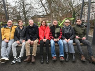 Neue Hollywoodschaukel auf dem Schulberg eröffnet weiten Blick über Wiesbadens Innenstadt
