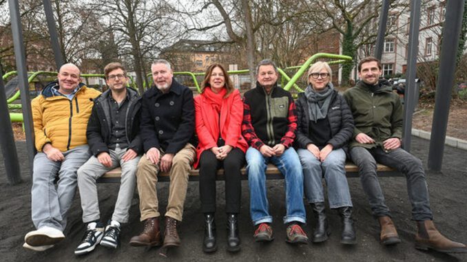 Neue Hollywoodschaukel auf dem Schulberg eröffnet weiten Blick über Wiesbadens Innenstadt Neue Hollywoodschaukel auf dem Schulberg eröffnet weiten Blick über Wiesbadens Innenstadt
