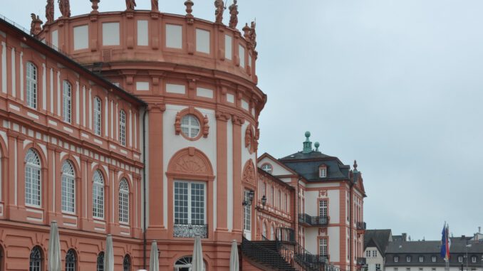 Paul Thomas Andersons Satire über Autoritarismus wird in Schloss Biebrich gezeigt Paul Thomas Andersons Satire über Autoritarismus wird in Schloss Biebrich gezeigt