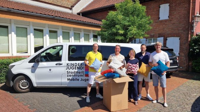 Rund 30 Kissen sollen Jugendräume in Wiesbaden wohnlicher machen