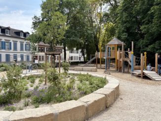 Spielplatz am Schlosspark Biebrich eröffnet mit inklusiven Angeboten