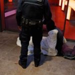 Stadtpolizei in Wiesbaden reicht nachts Tee und informiert über Hilfsangebote