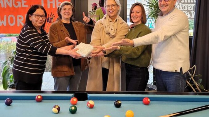 Stadtteilfest im Schelmengraben übergibt 1.752 Euro an Kinder- und Jugendtelefon Wiesbaden Stadtteilfest im Schelmengraben übergibt 1.752 Euro an Kinder- und Jugendtelefon Wiesbaden