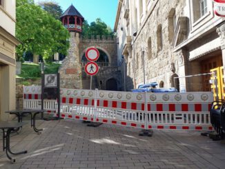 Teil einer Fensterbank löst sich: Am Römertor und Zufahrt Coulinstraße vorläufig gesperrt