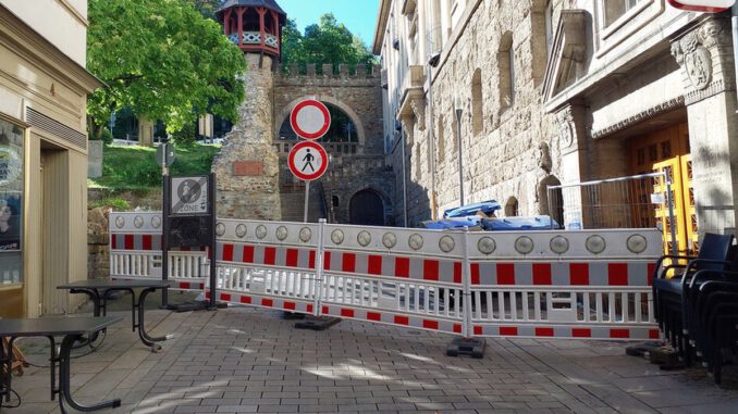 Teil einer Fensterbank löst sich: Am Römertor und Zufahrt Coulinstraße vorläufig gesperrt Teil einer Fensterbank löst sich: Am Römertor und Zufahrt Coulinstraße vorläufig gesperrt