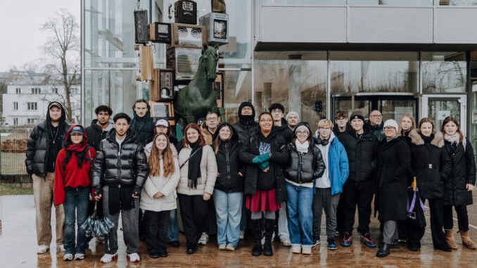 Wiesbaden empfängt Teilnehmende der internationalen Jugendbegegnung und zeichnet Engagement aus