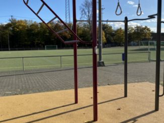 Wiesbaden eröffnet Calisthenics Station und neuen Basketballkorb auf Sportplatz Amöneburg