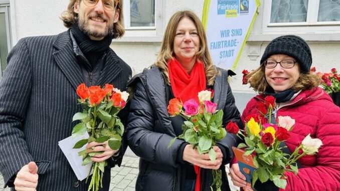 Wiesbaden verteilt Fairtrade Rosen am Valentinstag und wirbt für fairen Handel