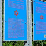Zwei Tafeln und QR-Code erklären den jüdischen Friedhof am Halberg
