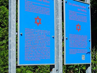 Zwei Tafeln und QR-Code erklären den jüdischen Friedhof am Halberg