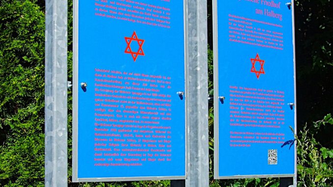 Zwei Tafeln und QR-Code erklären den jüdischen Friedhof am Halberg Zwei Tafeln und QR-Code erklären den jüdischen Friedhof am Halberg